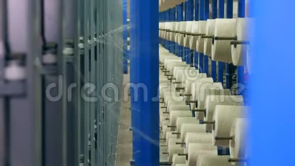 卷筒上的螺纹正在展开以制造织物纺织厂设备视频的预览图