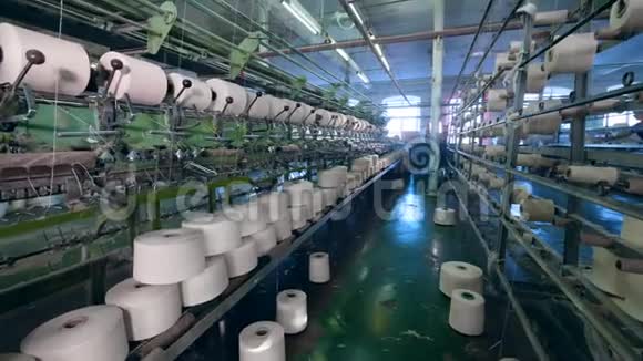 白色线的服装厂机械地形成织物纺织厂设备视频的预览图