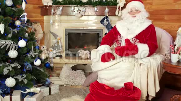 带礼物的圣诞老人包装袋给听话的孩子的圣诞礼物带壁炉的房间视频的预览图