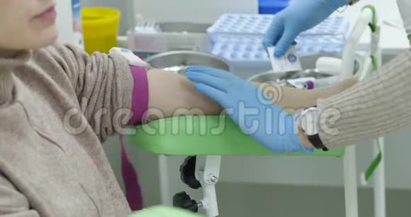 医生从静脉注射或抽血注射疫苗护士给病人注射药物视频的预览图