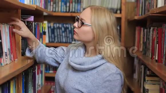 图书馆的女孩选书视频的预览图