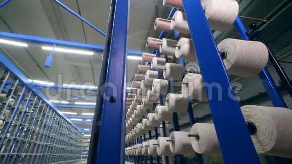 有筒管的服装厂被拆了现代纺织厂视频的预览图