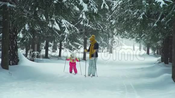 妈妈教女儿如何滑雪视频的预览图