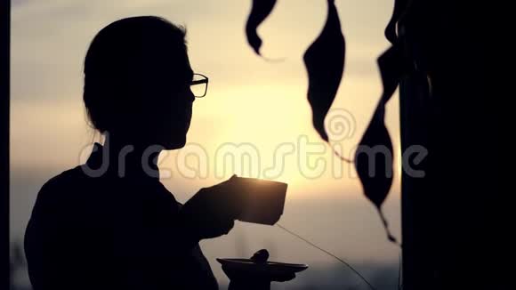 商务女性戴着眼镜的黑色轮廓在工作日结束时喝着咖啡手里拿着一个杯子与之相对视频的预览图