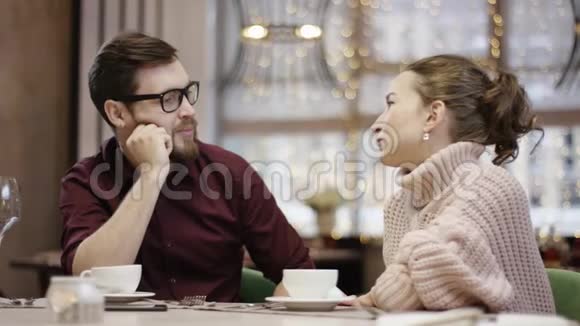 年轻夫妇在咖啡馆里喝杯咖啡聊得很愉快视频的预览图