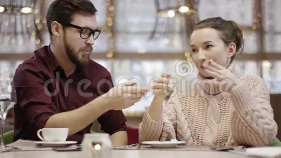 男人和女人在餐馆的餐桌旁争吵视频的预览图