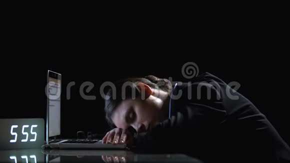 这位疲惫的女商人睡在电脑上在截止日期前精疲力竭视频的预览图