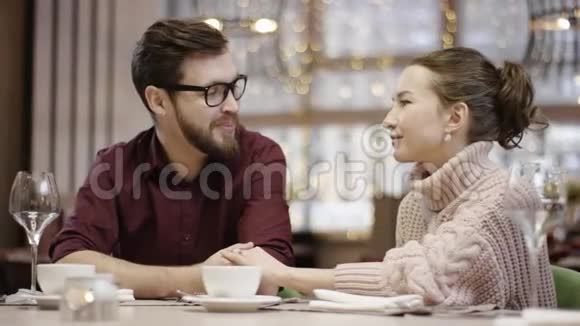 在餐馆里一对漂亮的夫妇牵着对方的手一桌一桌地调情视频的预览图