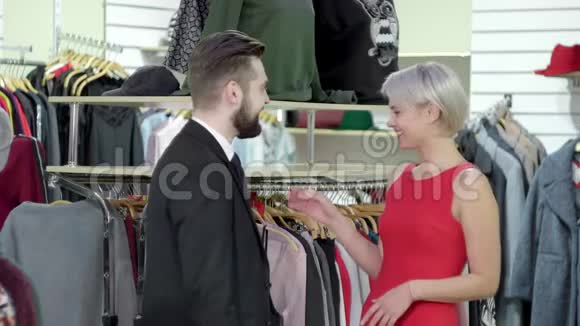 在时装店买衣服的情侣视频的预览图