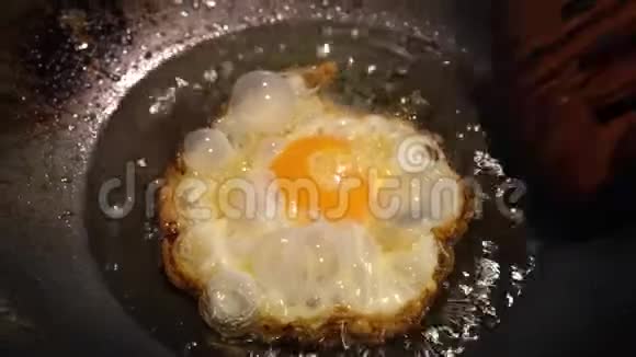烹饪阳光的一面油煎蛋中国炒亚洲菜式视频的预览图