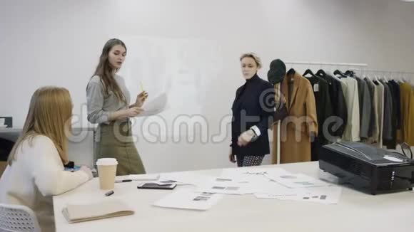 女商人在一间舒适的房间里向她的雇员解释商业计划视频的预览图