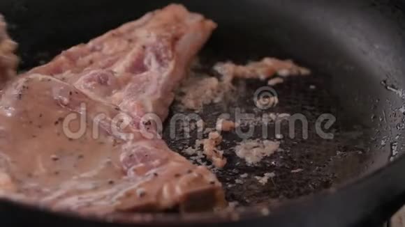 人们用筷子做饭捡猪肉翻猪肉在火锅上用深色和谷物的方法迎接韩国烧烤视频的预览图