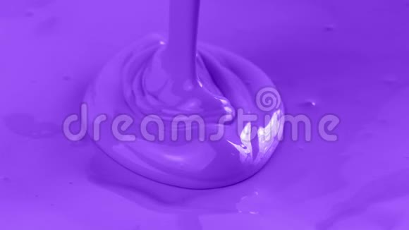 紫漆浇筑特写镜头视频的预览图