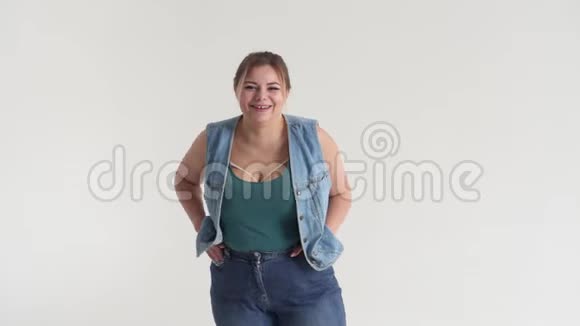 时髦的超重女人笑视频的预览图