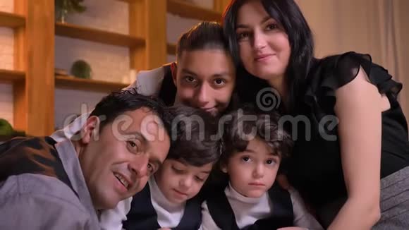 团结友爱的阿拉伯家庭拥抱和微笑着观看镜头的肖像视频的预览图