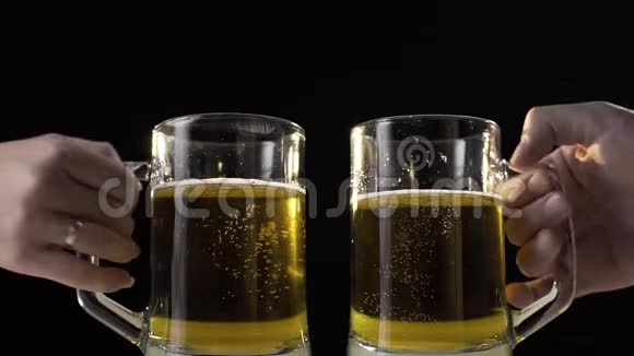 慢慢地用淡金色啤酒粘住啤酒杯和朋友一起喝啤酒啤酒里有泡泡干杯啤酒酒吧视频的预览图
