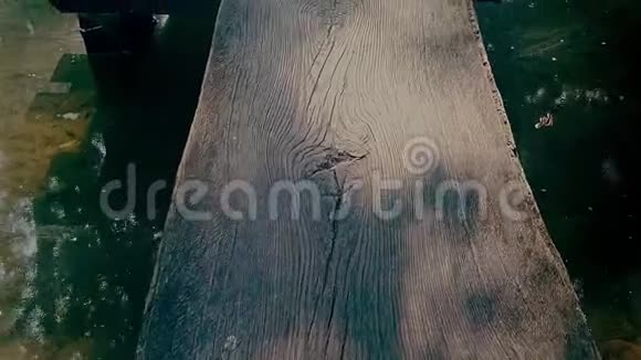 走过一座简单的小木桥视频的预览图