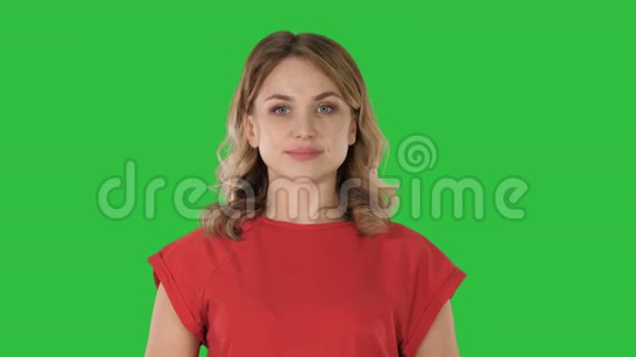 金发女人在绿色屏幕上听别人说话Chroma键视频的预览图