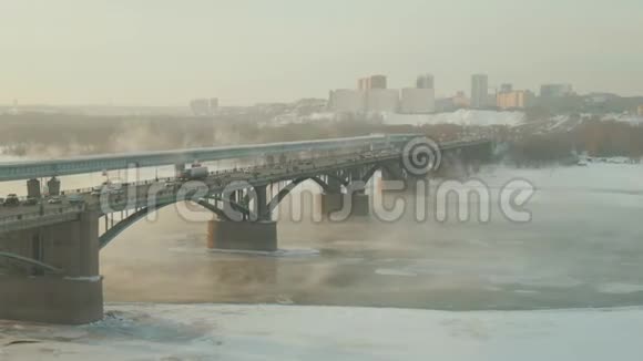 坚固的桥立在河中央被烟幕遮住了Drun射击视频的预览图