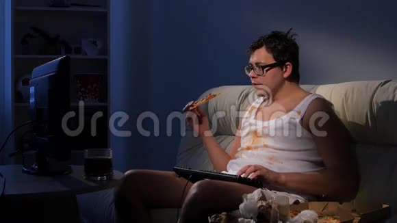 晚上休闲普通玩家披萨沙发电脑视频的预览图