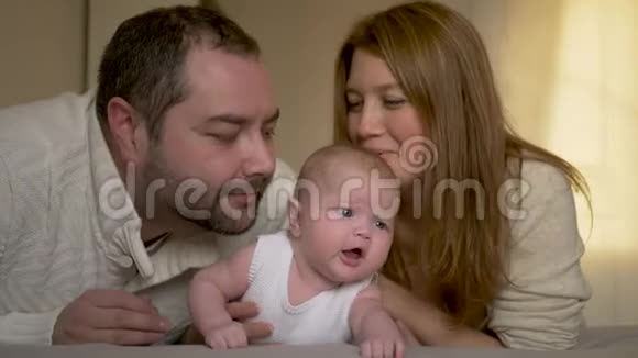 一家人爸爸妈妈和女儿躺在床上视频的预览图