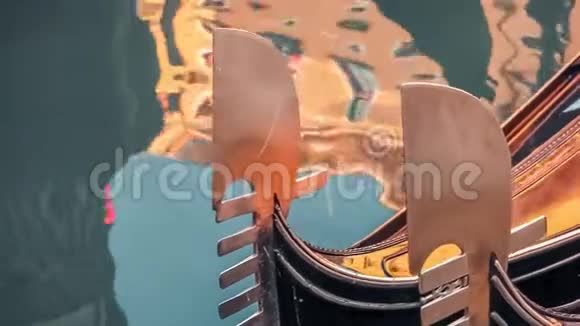 意大利威尼斯水通道表面的贡多拉视频的预览图