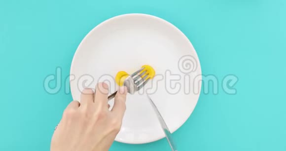 女性手拿餐具和空盘子视频的预览图
