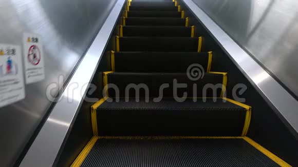 地铁站的空扶梯视频的预览图