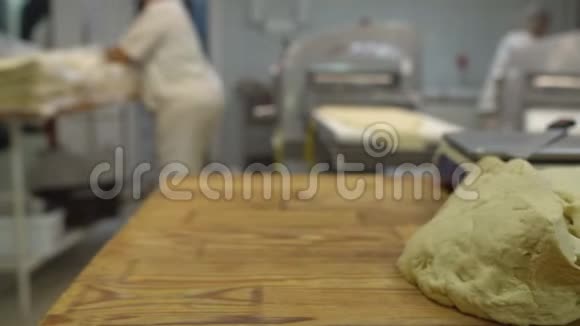 烘焙蛋糕和羊角面包的糕点生产的桌子上有面团空白酵母面团制品视频的预览图