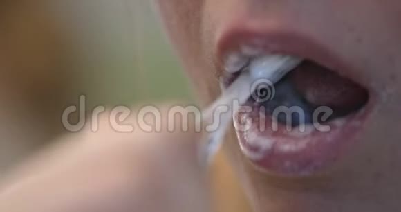 刷牙关门视频的预览图