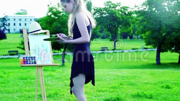 女孩在公园的绿草上呼吸着空气视频的预览图
