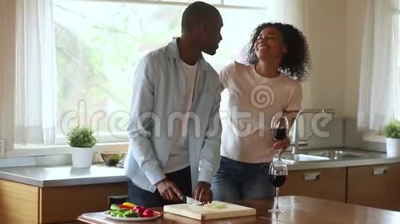 年轻快乐的非洲家庭一起在厨房享受烹饪欢笑视频的预览图