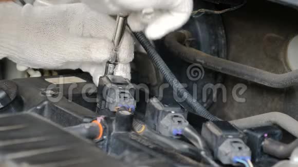 特写镜头机械师的手在旋转汽车螺栓来固定和修理汽车视频的预览图