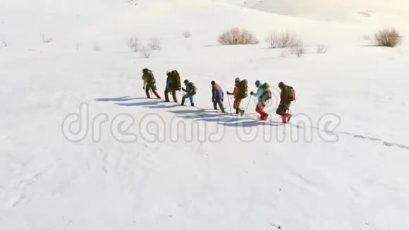 一个由七个旅行者组成的特殊团体沿着深漂流的路线向大山进发视频的预览图
