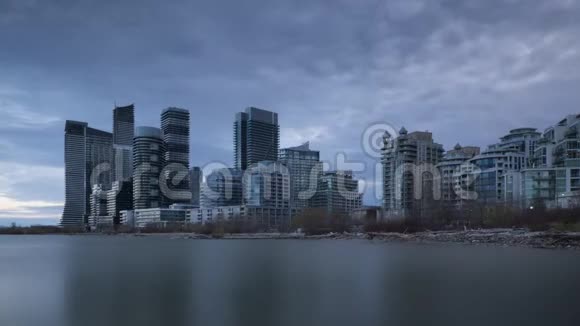 日落时间的推移城市景观高层建筑和摩天大楼在安大略湖视频的预览图