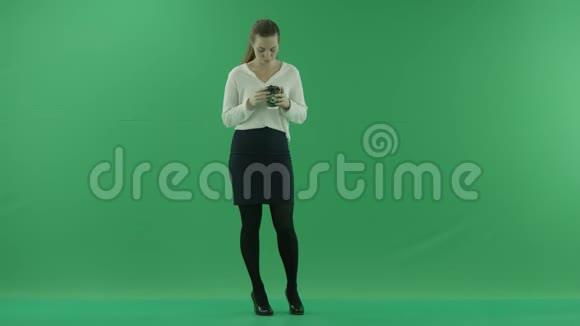 女商人正在喝一杯咖啡或茶她穿正装白衬衫和黑裙子女商人视频的预览图