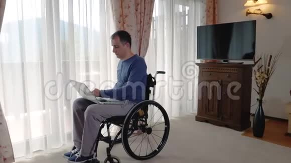 坐轮椅的年轻人在家里工作视频的预览图