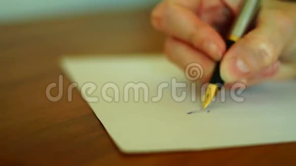 写信用老式钢笔在纸上写字的特写镜头视频的预览图