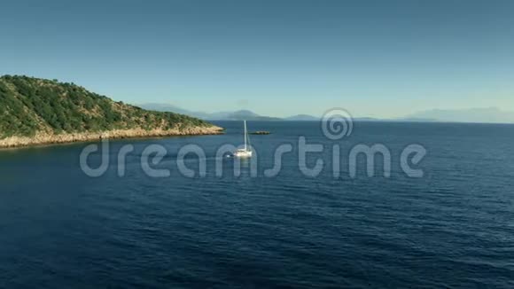 未知游艇在海上行驶马达的鸟瞰图希腊视频的预览图