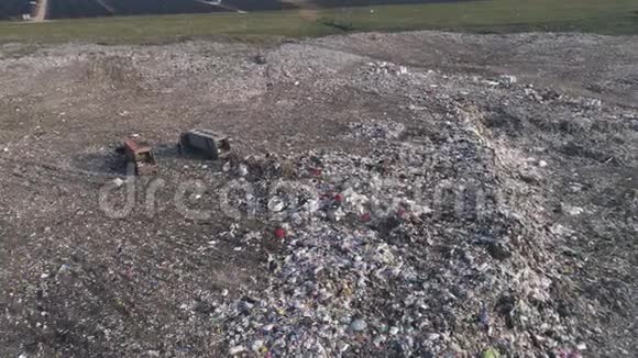 环境污染问题无人驾驶飞机看到人们在卡车附近的垃圾场工作海鸥在大垃圾上飞翔视频的预览图