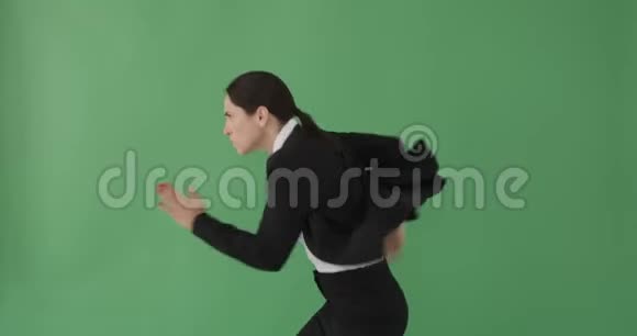 女商人跑过绿色背景视频的预览图