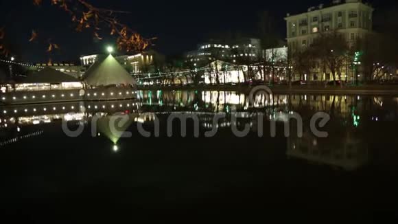 莫斯科有倒影的永恒池塘视频的预览图