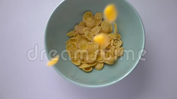 玉米片的特写镜头落在碗里健康可口的所有美式早餐食品视频的预览图