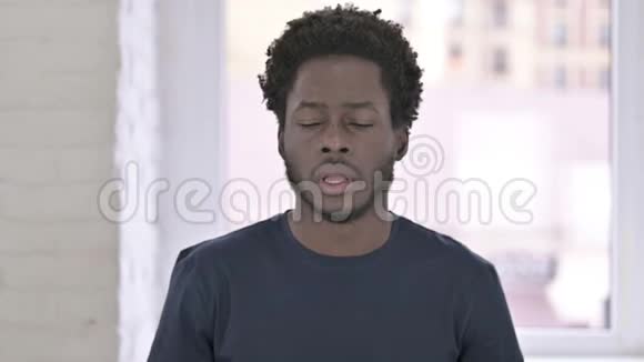 生病的非裔美国人咳嗽的肖像视频的预览图