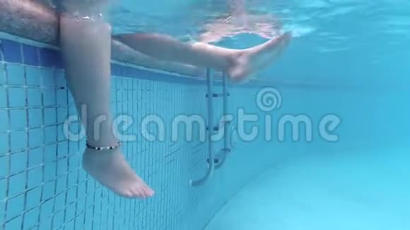 水下看着温柔的女人用脚泼水炎炎夏日的喜悦游泳池和阳光视频的预览图