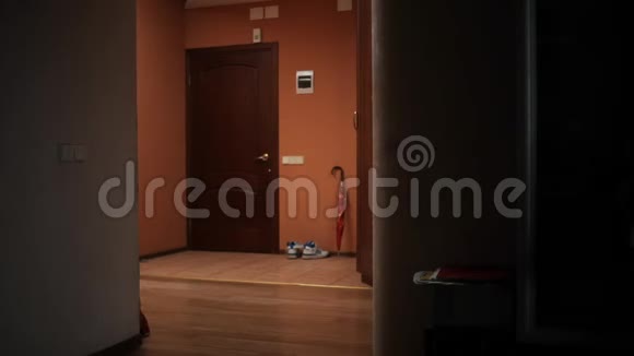 昏昏欲睡的男人上厕所视频的预览图