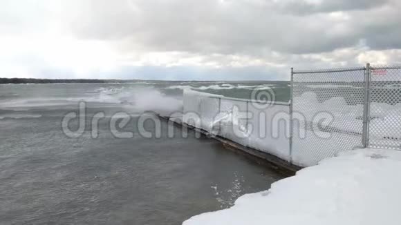 活跃天气休伦湖冬季暴风雪视频的预览图