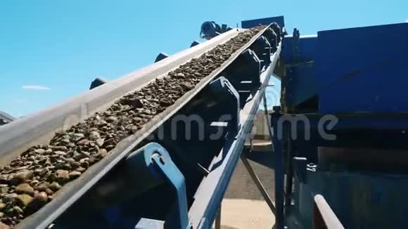 采石场的采矿设备碎石正沿着机械输送机移动视频的预览图