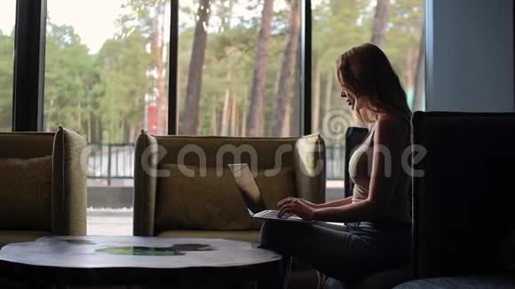 在乡间小屋打手提电脑键盘的女人视频的预览图