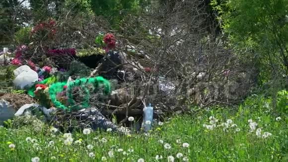 一堆带花环和鲜花的垃圾的全景拍摄视频的预览图